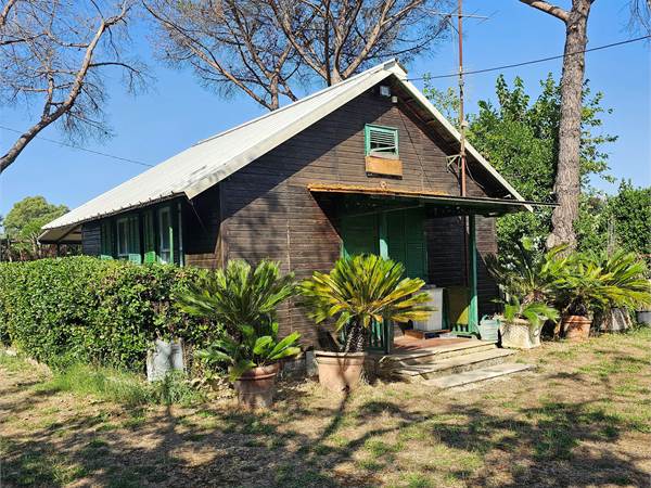 Chalet in Legno con 5600 mq di terreno, Latina, San Michele.